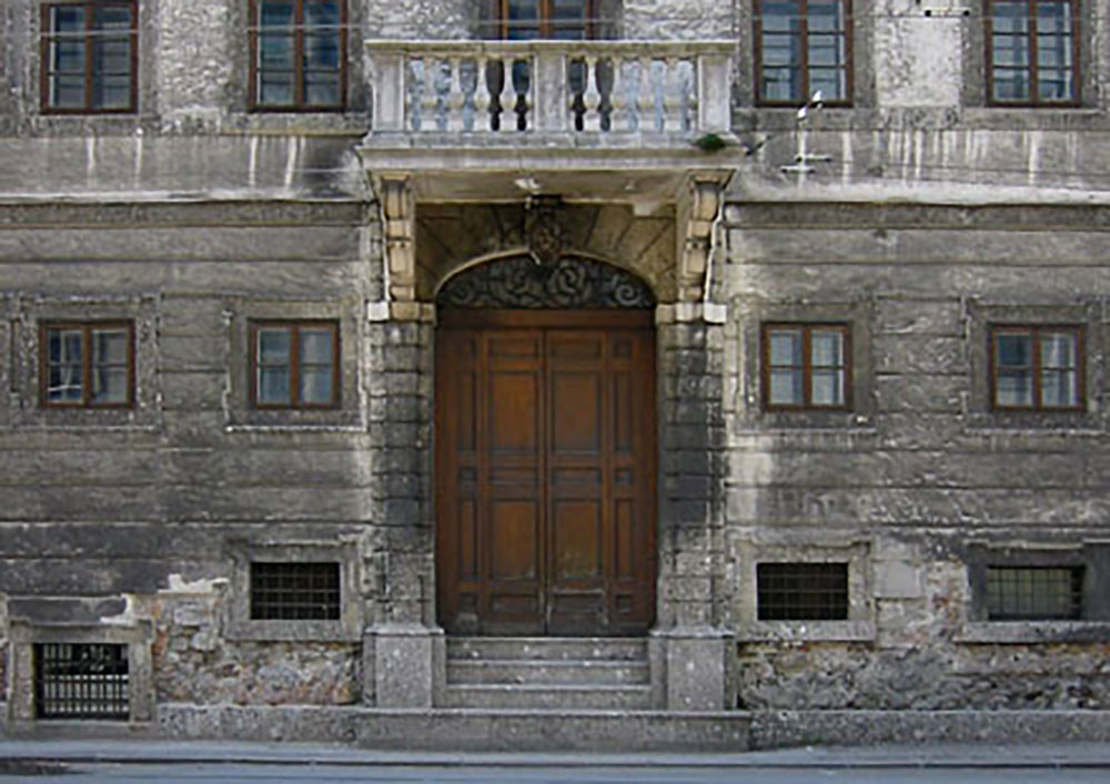 Portal ehem. Primogeniturpalast vor Umbau <br />
Dreifaltigkeitsgasse 2003
