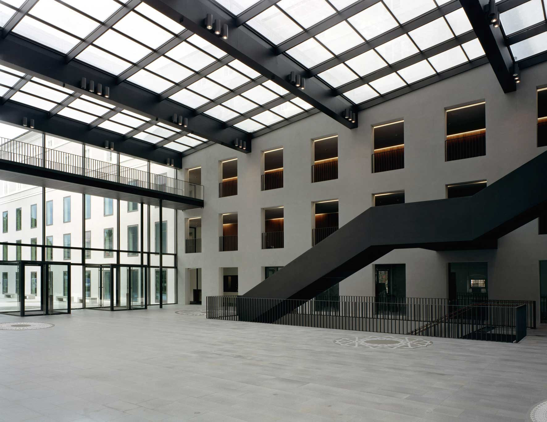 Halle Universität Mozarteum als Passage