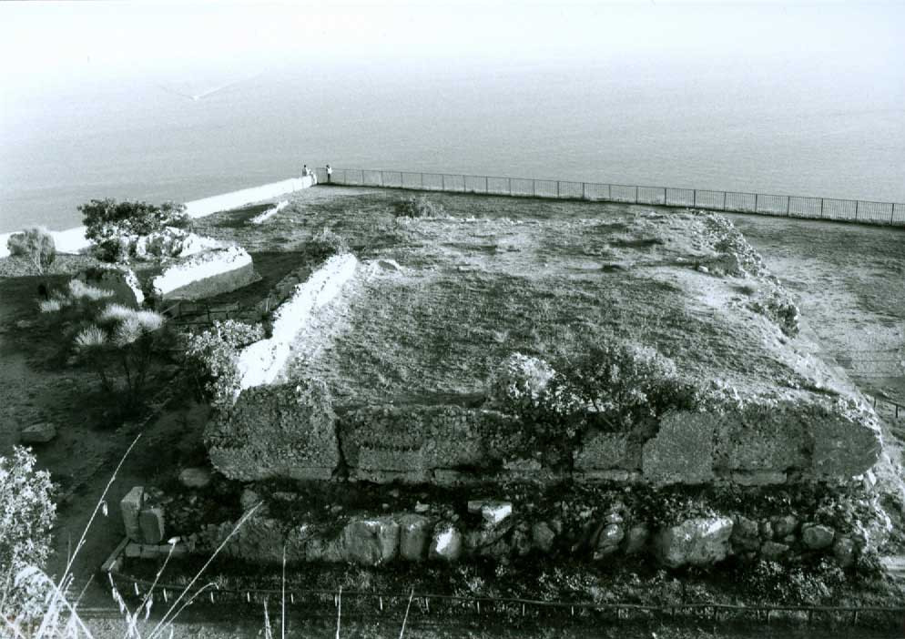 Reste der antiken Tempelanlage über den Arkaden